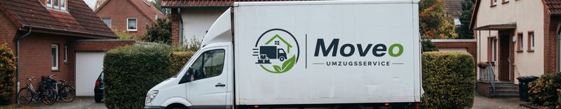 KI-generiertes Symbolbild eines Umzugsfahrzeugs mit Moveo-Logo in einer Wohnstraße.